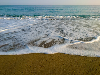 夏の鳥取県の朝の空がオレンジかかっている晴れた日本海の砂浜の景色
