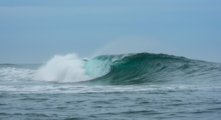 Naklejka premium Powerful Ocean Wave Crashing Turquoise Water