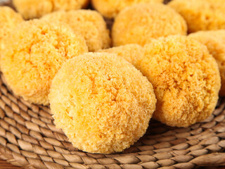 Natural Sea Sponges in Wicker Basket - Spa Bath Wellness Products