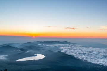 富士山山頂の朝日