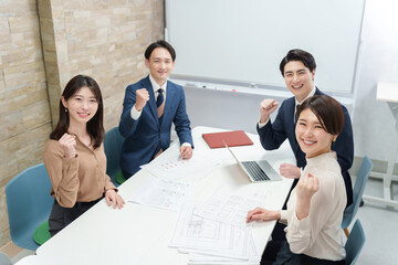 会議をするビジネスマンたち