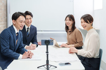 スマホでオンラインミーティングをするビジネスマンたち