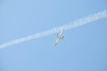 飛行機雲とジェット機