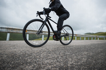Fototapeta premium Woman riding bike on mountain top trail