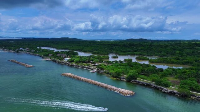 Vista a&eacute;rea de la costa y los manglares de la isla Tierra Bomba, Cartagena, Colombia