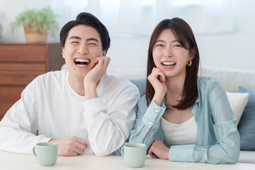 部屋にいる笑顔の夫婦