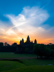 Obraz premium Angkor Wat Sunrise Panorama: Majestic Cambodian Temple at Dawn
