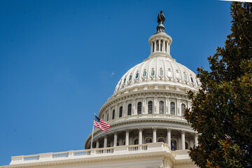 Obraz premium Close-up of U.S. Capitol dome with American flag in DC
