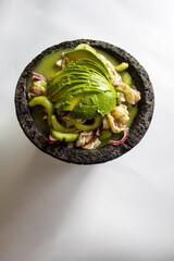 Aguachile gourmet con aguacate y verduras frescas