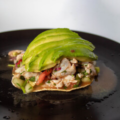 Aguachile gourmet con aguacate y verduras frescas