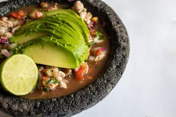 Ceviche saludable con aguacate y vegetales