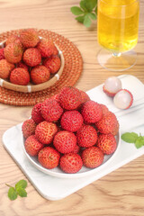 Fresh Lingshan Zengcheng Lychees from Guangzhou - Tropical Fruit Production Display with Peeled Kernels and Natural Juice