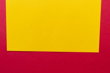 重なる黄色と赤色の画用紙