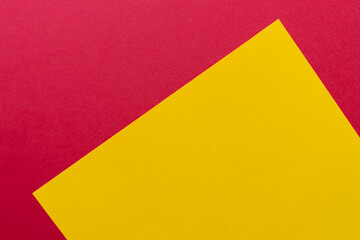 重なる黄色と赤色の画用紙