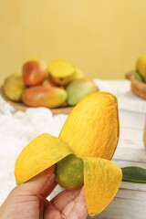 Fresh Hainan Sweetheart Guifei Mango Slices - Golden Tropical Fruit