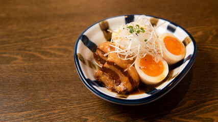豚の角煮（豚肉を甘辛いソースで煮込んだ料理）