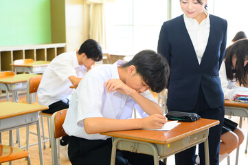 教室で授業を受ける生徒と先生　学習・教育・学校生活