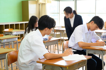 Fototapeta premium 教室で授業を受ける生徒と先生 学習・教育・学校生活