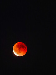 La lune de sang en plein cadre, minimaliste