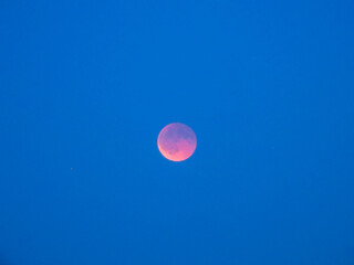La lune de sang en plein cadre, minimaliste