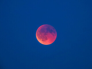 La lune de sang en plein cadre, minimaliste