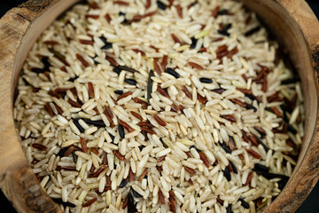 ein Mix verschiedener Reissorten auf Olivenholz