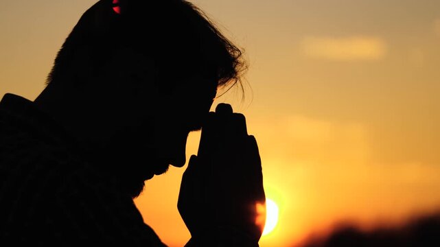 a Muslim prays at sunset, ask heaven for forgiveness, repent of the deeds of life, forgive sins, be a happy person, worship the sunlight, Ramodan at dawn, religious faith is good, meditate.