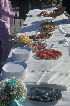 Allestimento per offrire bevande e stuzzichini agli invitati ad un evento con piatti salati e dolci, stuzzichini, bibite, frutta, salatini di ogni genere, made in italy