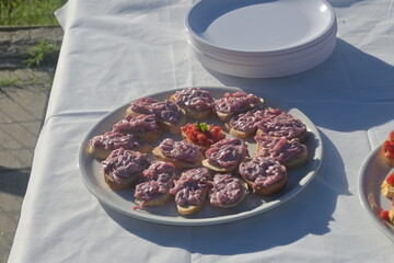 Allestimento per offrire bevande e stuzzichini agli invitati ad un evento con piatti salati e dolci, stuzzichini, bibite, frutta, salatini di ogni genere, made in italy