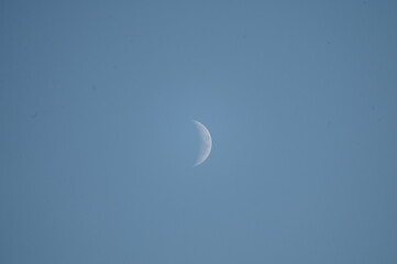 Croissant de lune ciel bleu