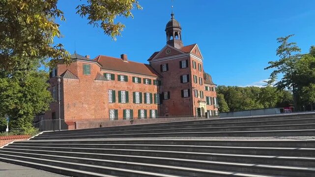 Weg &uuml;ber eine breite Treppe zum Schloss Eutin