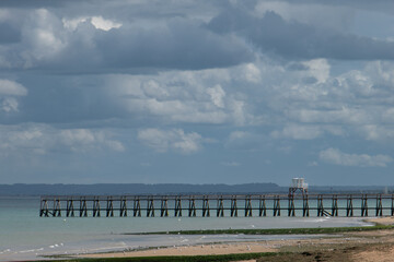 la jetée de Luc sur mer sous un ciel d'orage