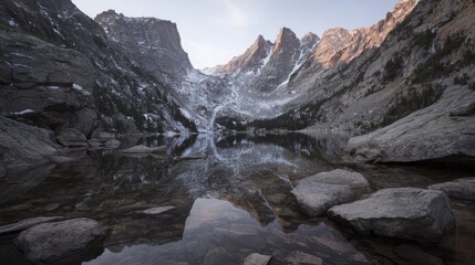 Obraz premium Serene mountain landscape featuring a reflective lake under natural ambient lighting.