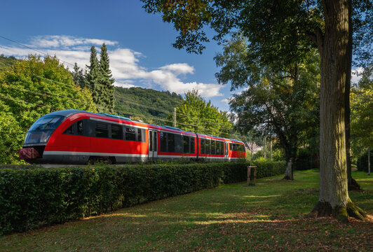 Rote Regionalbahn f&auml;hrt im Marburger Land, keine Menschen zu sehen