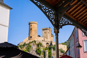 Vue sur la ville et le Château de Foix dans les Pyrénées en France