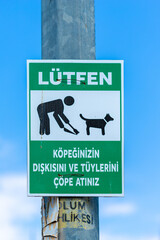 Dog Waste Sign in Turkish on a Metal Pole