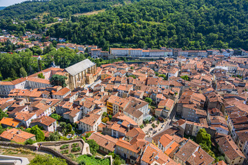 Vue sur la ville de Foix du haut du château dans les Pyrénées en France