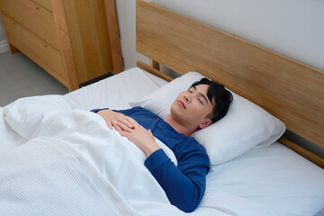 ベッドで眠る男性　20代　朝