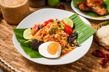 Spicy Thai Style Papaya Salad with Salted Egg,Thai Style Papaya Salad with Salted Ege, som tam thai	