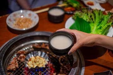 マッコリを持つ手