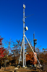 御坂山地の烏帽子岳山頂に立つ電波塔
