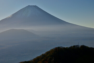 Fototapeta premium 御坂山地のパノラマ台より 秋の日差しの富士山 