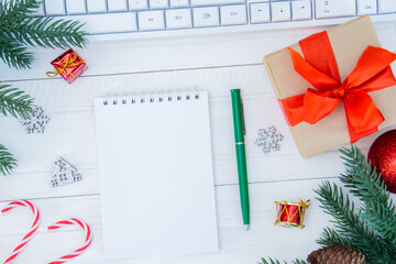 The desk in the office, decorated with pine branches and Christmas toys, created a sense of celebration. 