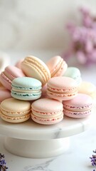 Fototapeta premium Macaron Francesi Artigianali – Dolci Eleganti su Sfondo Minimal e Marmo