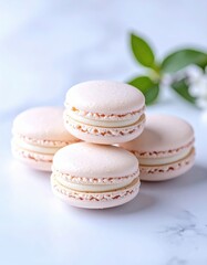 Obraz premium Macaron Francesi Artigianali – Dolci Eleganti su Sfondo Minimal e Marmo
