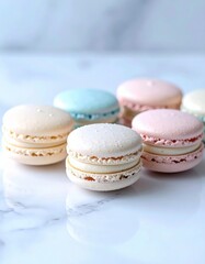 Fototapeta premium Macaron Francesi Artigianali – Dolci Eleganti su Sfondo Minimal e Marmo