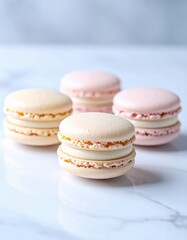 Obraz premium Macaron Francesi Artigianali – Dolci Eleganti su Sfondo Minimal e Marmo