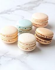 Fototapeta premium Macaron Francesi Artigianali – Dolci Eleganti su Sfondo Minimal e Marmo