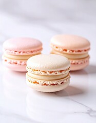 Fototapeta premium Macaron Francesi Artigianali – Dolci Eleganti su Sfondo Minimal e Marmo
