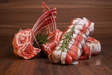 Diversi tagli di agnello crudo preparati da una macelleria in occasione del natale